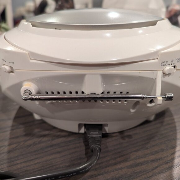 GPX BC111W Boombox CD Player AM/FM Radio AC/DC Dual Power Audio In Mp3 iPhones - Picture 4 of 9